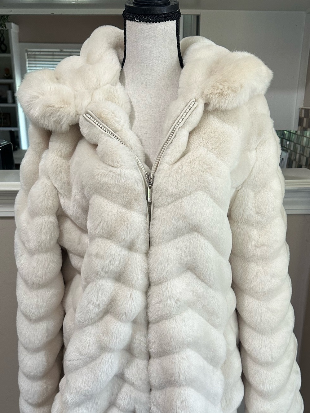 Liz Claiborne Cream Faux Fur Hooded Jacket Coat - Size Medium - Picture 7 of 7